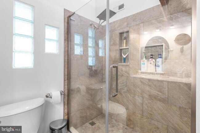 Building Photo - 809 Caroline St