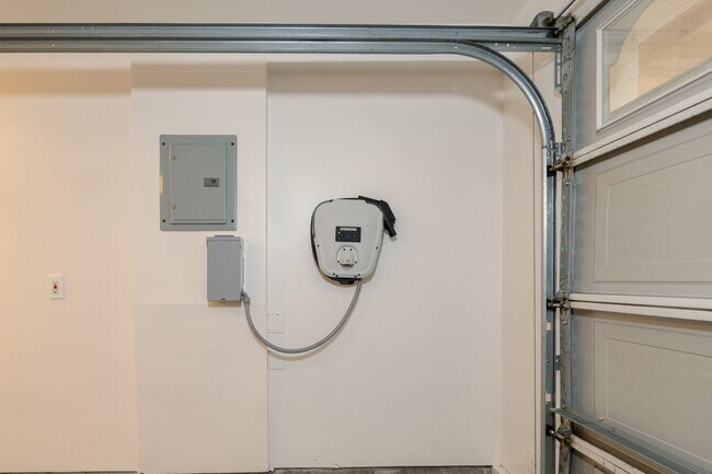 Building Photo - 2 WEEKS OFF SPECIAL..BEAUTIFUL 4 BED 3 BATH UNIT!!!!!