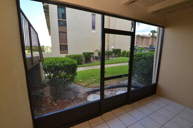 Building Photo - Altamonte Springs 1/1 Condo ~ Lakefront Community ~ Great Amenities!!
