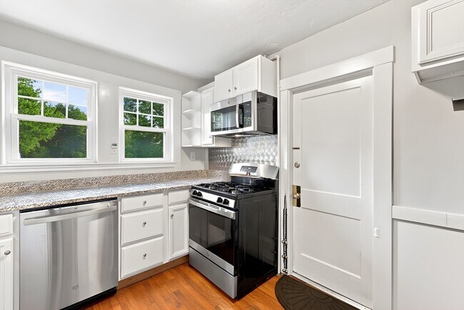 Building Photo - 99 Thorndike St