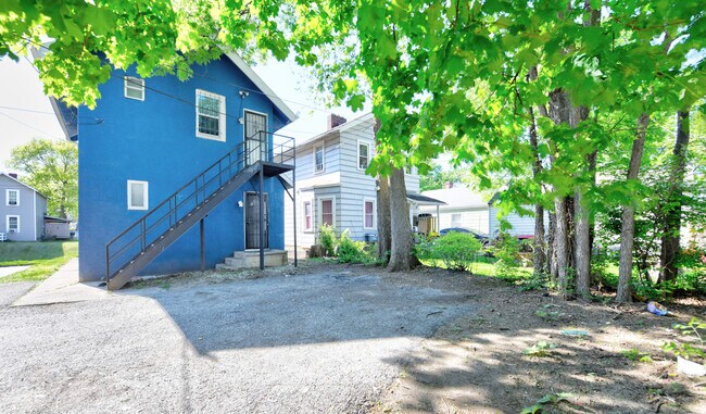 Building Photo - 366 Wrexham Ave