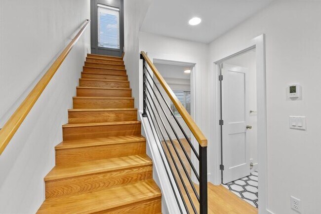 Building Photo - Stunning Ultra-Modern Central District Townhome w/ Air Conditioning