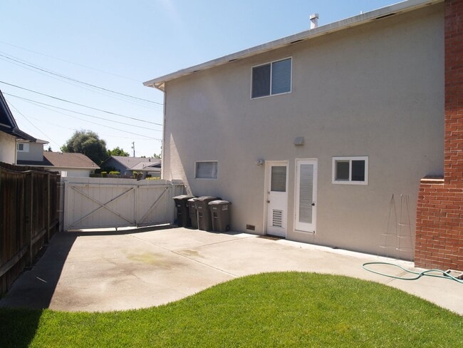 Building Photo - RENT WILL BE $3950 THROUGH MAY 2026!