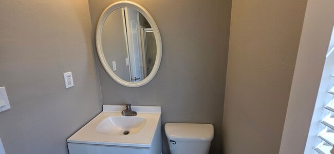 Building Photo - Adorable 3 Bedroom Bungalow Across from Mercy Hospital $1395!!!