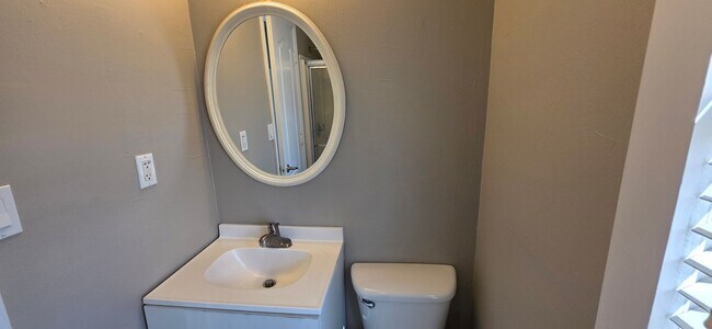 Building Photo - Adorable 3 Bedroom Bungalow close to Mercy Hospital $1295!!!