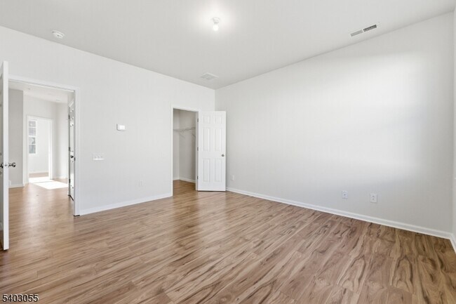 Building Photo - 6 Bond St