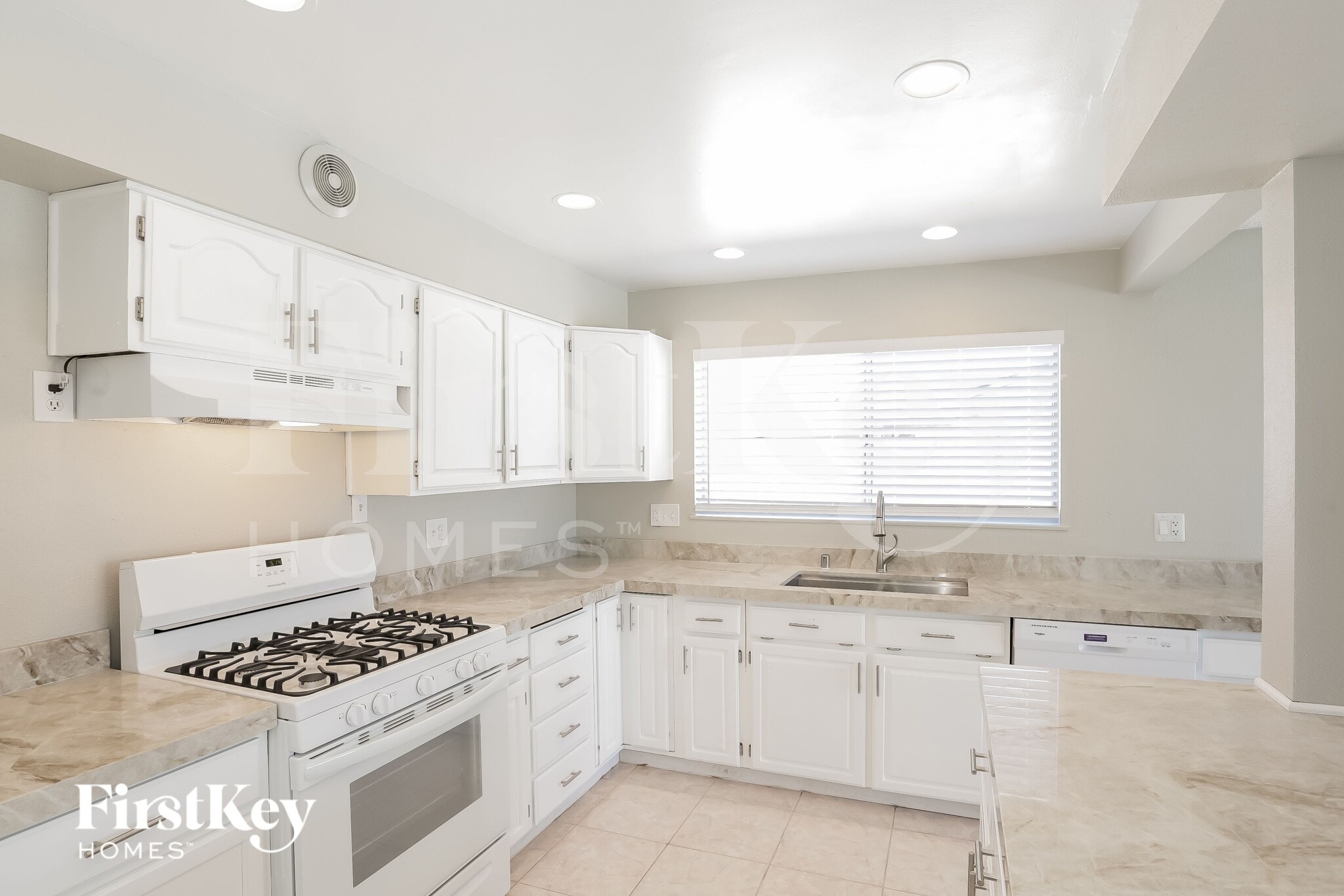 Building Photo - 825 Antigua St