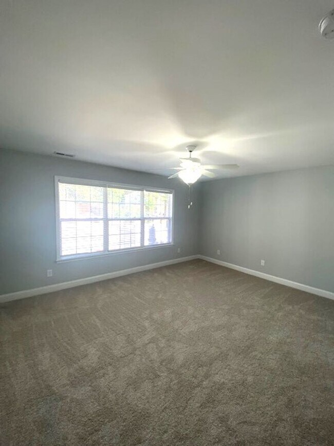 Building Photo - 4 Bedroom! Private Pool!