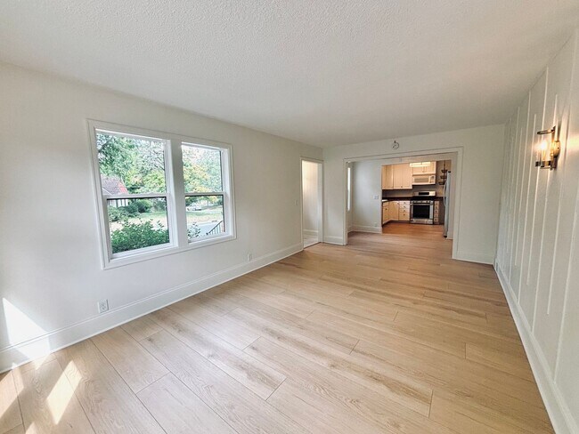 Building Photo - Stunning 2 Bedroom Home in The Heart of Go...