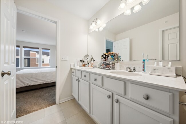 Building Photo - 3s623 Everton Dr