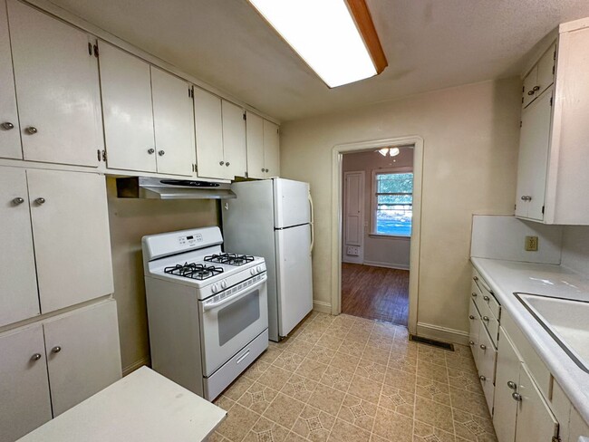 Building Photo - 5 Bedrooms and 3 Bathrooms!