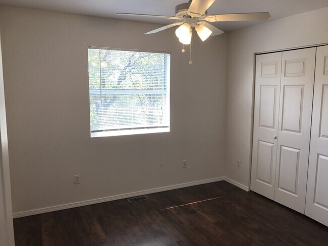 Building Photo - 504 Twin Oaks