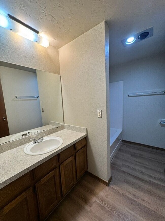 Building Photo - 2 bed 2 bath in Moore schools!