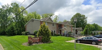 Building Photo - 808 Treewood Dr