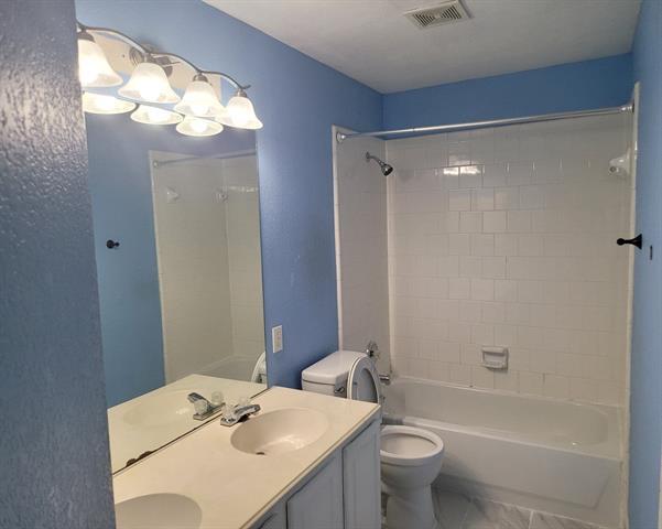 Building Photo - 2104 Royal Oak Dr