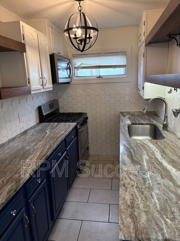 Building Photo - 19 Stephen St