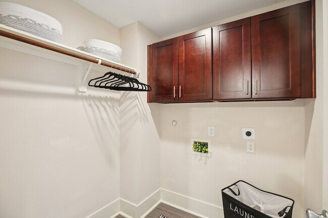 Building Photo - 209 Burr St