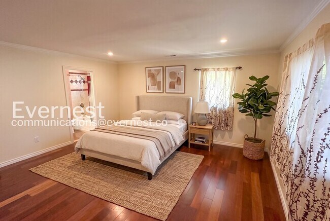 Building Photo - 4 Bed/3 Bath Home with Fenced Yard & Garage / Available Now!