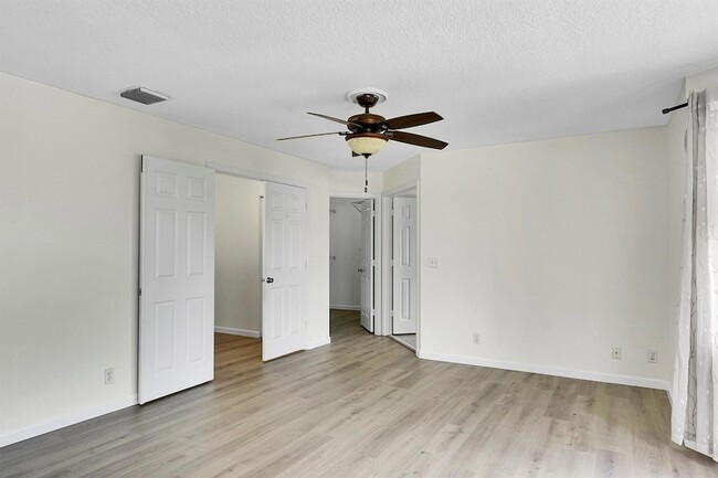 Building Photo - 3354 Greenview Terrace W
