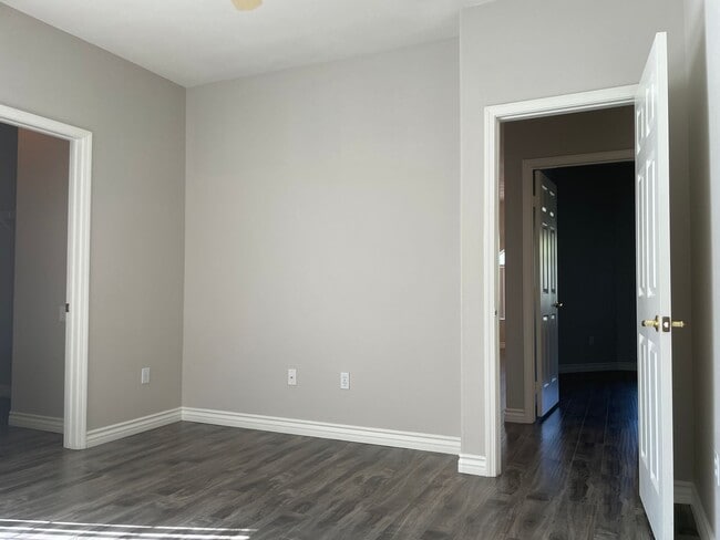 Building Photo - 2 Bedroom Summerlin Condo - Gated community