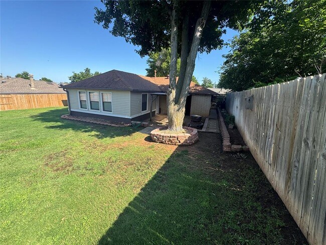 Building Photo - 211 Bluebird Dr