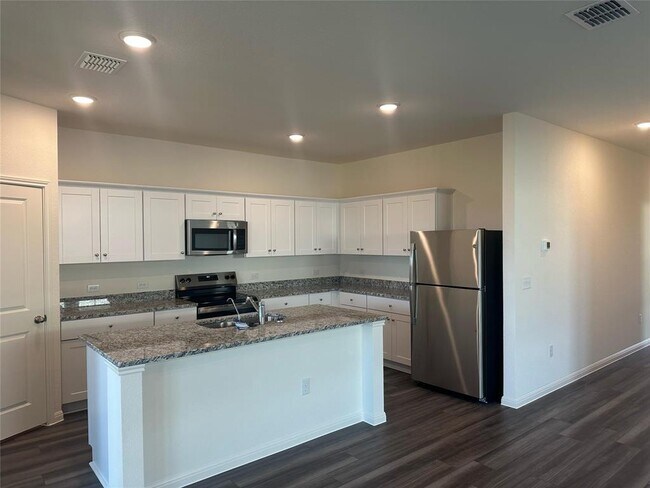 Building Photo - 400 Wedemeyer St