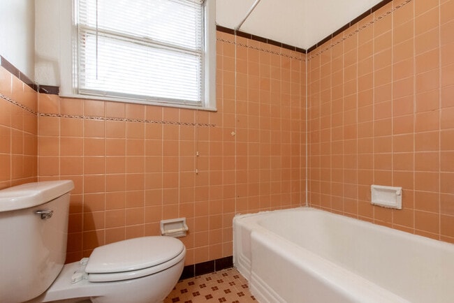 Building Photo - 809 Crescent St