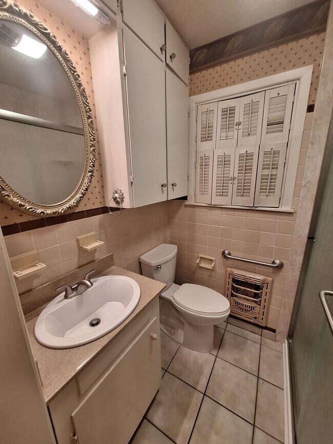 Building Photo - Spacious 3 bedroom, 2 bath