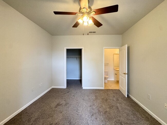 Building Photo - The Villas Condominiums  2/2 AVAILALBE NOW!