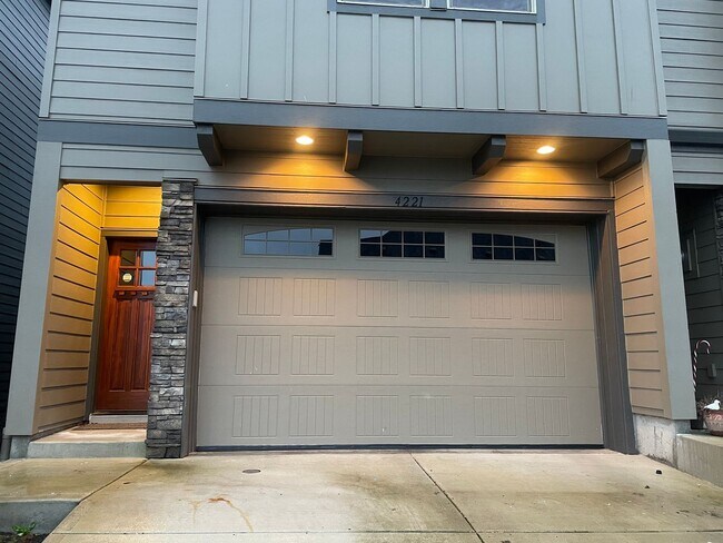 Building Photo - BEAUTIFUL LUXURY Style Townhouse with a go...