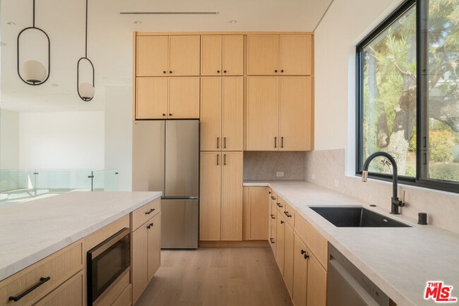 Building Photo - 1931 Sunset Plaza Dr