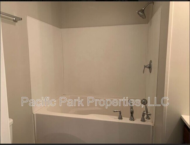 Building Photo - 3419 S Parker Ave