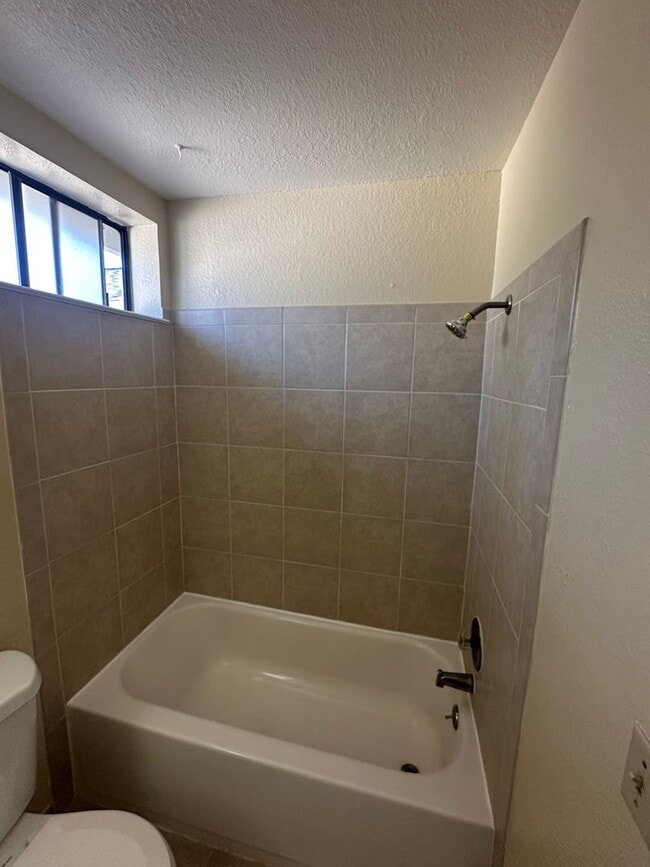 Building Photo - Beautiful & Large 2bd/ 2ba Condo