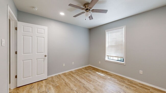 Building Photo - PRICE IMPROVEMENT $1595 + 2 WEEKS FREE REN...