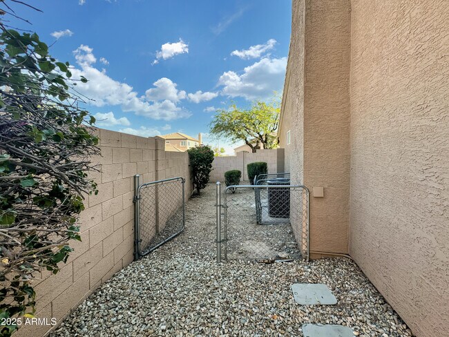 Building Photo - 1624 W South Fork Dr
