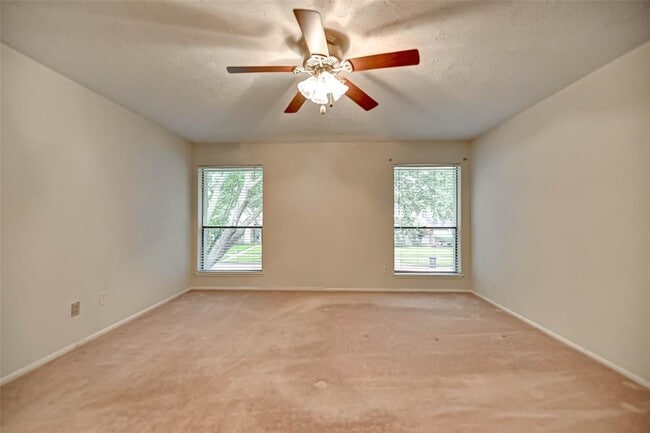 Building Photo - 2714 Green Fields Dr