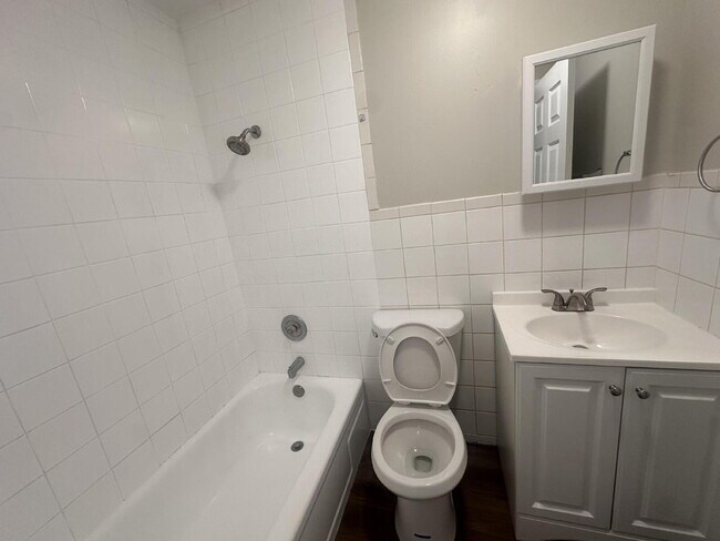 Building Photo - 2 bed 1 bath fully renovated
