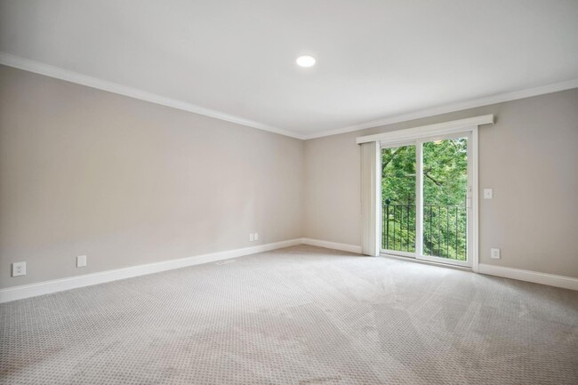 Building Photo - 5721 Londonderry Rd