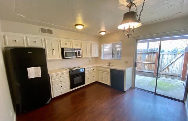 Building Photo - $1,635- New Reduced Price!  Millbrook & Sh...
