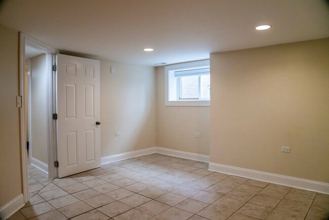 Building Photo - Gorgeous 5 Bedroom / 4 Full Bath Home along Chicago River