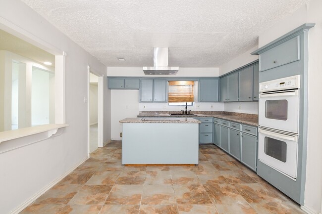 Building Photo - 19522 Dianeshire Dr