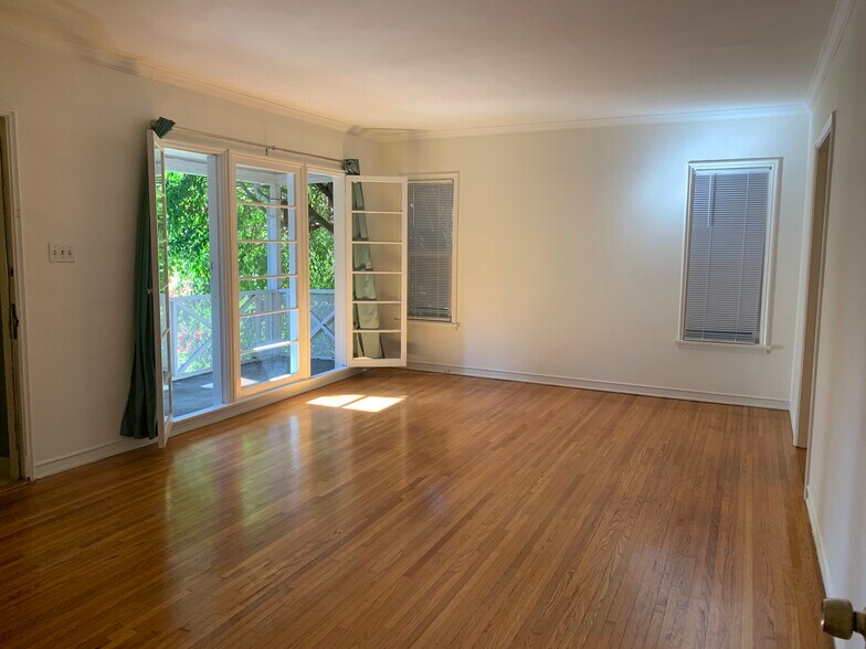 Building Photo - 412 N Doheny Dr