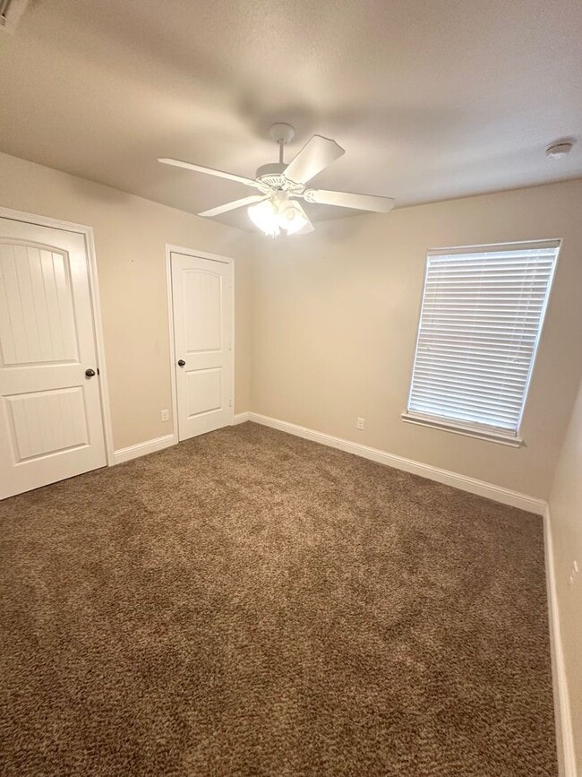 Building Photo - 4 Bed 2 Bath Ready to Rent ASAP!