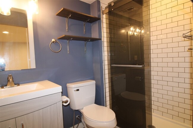 Building Photo - 221 Pecan Bluffs Dr