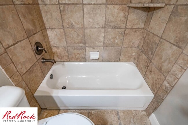 Building Photo - 3 Bedroom Townhome In Southgate Community