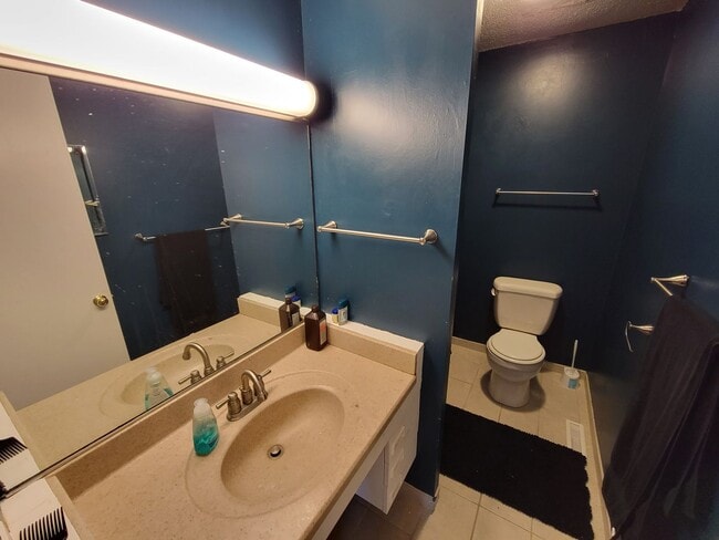 Building Photo - Renovated 2 Bedroom Apartment Conveniently...