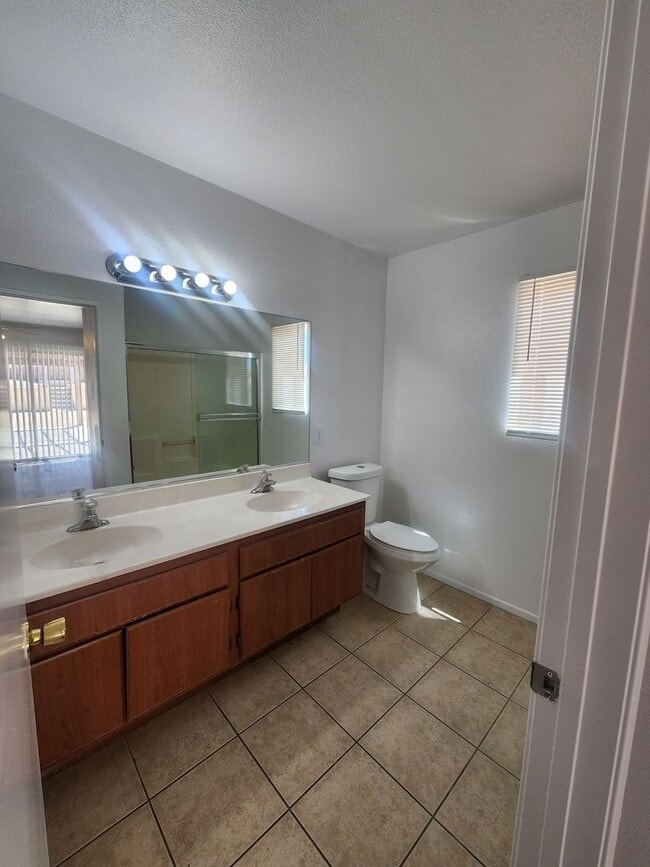 Building Photo - 3 Bedroom 2Bath- A Must See!