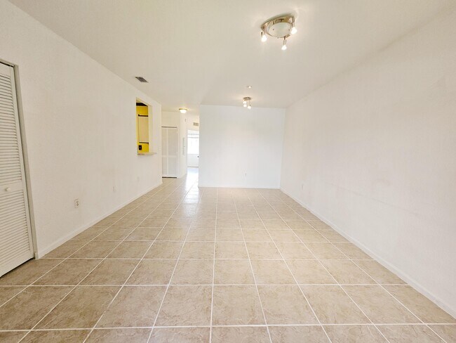 Building Photo - 1157 Golden Lakes Blvd