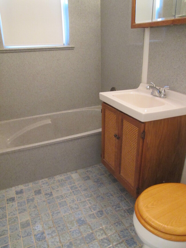 Building Photo - NOB HILL 2 bedroom 1 Bath 1271/SF UTILITIE...