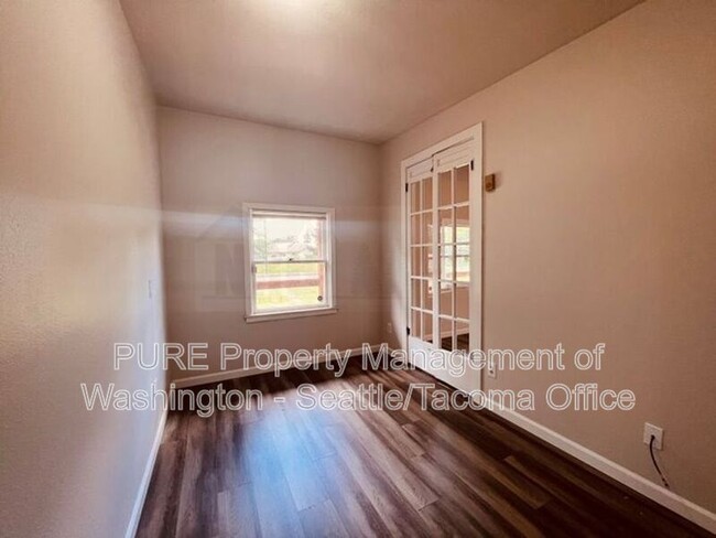 Building Photo - 14825 W Thorne Ln SW